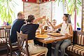 Eine Familie ist beim Mittag essen bei der Pizzeria Trattoria Da Francesco.