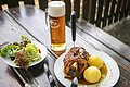 Eine Schweinshaxe mit Pilgertrunk aus dem Biergarten in Wemding.