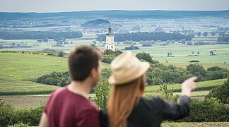 Ein paar genießt die Aussicht an der Zeitpyramide.