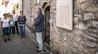 Ein Stadtführer macht eine Führung durch den Folterturm.