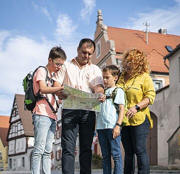 Besichtigung der Wemdinger Altstadt Eine Familie betrachtet einen Stadtplan von Wemding.