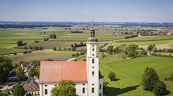 Weiter Blick auf das Ries mit der Wallfahrtsbasilika Maria Brünnlein im Vordergrund.