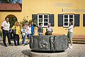 Stadtführerin zeigt ihrer Gruppe den Mangoldbrunnen während einer Stadtführung.