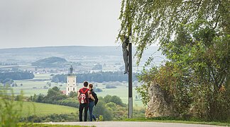 Aussicht an der Zeitpyramide auf die Wallfahrtsbasilika Maria Brünnlein.