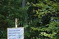 Eine Frau liegt auf einer Holzliege beim Waldbaden.
