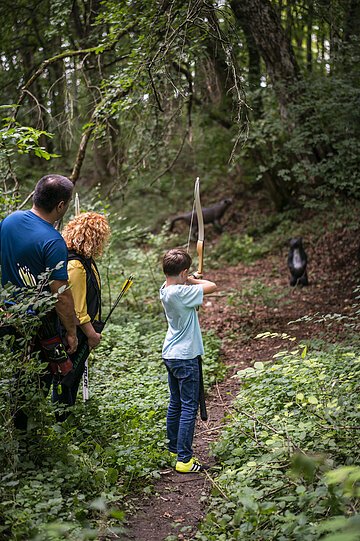 3D-Bogenschieß-Parcour Wemding Eine Familie ist am 3D-Bogenschieß-Parcour unterwegs.