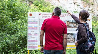 Eine Frau und ihr Mann sehen sich den Steinbruch nähe Waldsee genauer an.