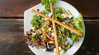 Ein Salat aus dem Biergarten beim Wallfahrtswirt.