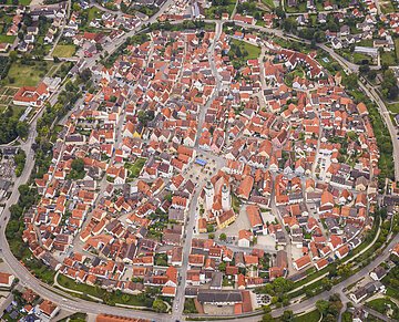 Luftbild Stadt Wemding Ein Luftbild der Stadt Wemding an einem sonnigen klaren Tag.