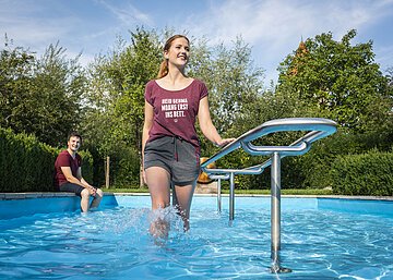 Kneippanlage Eine Frau kneippt durch das Kneippbecken in Wemding.