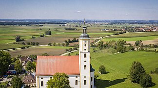Weiter Blick auf das Ries mit der Wallfahrtsbasilika Maria Brünnlein im Vordergrund.
