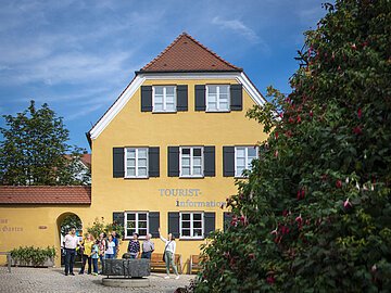 Stadtführung an der Tourist-Info Die Stadtführerin ist mit einer Gruppe am Mangoldbrunnen vor der Tourist-Information.