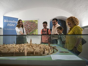 Stadtführung Altstadtmodell Eine Stadtführerin zeigt einer Familie während einer Stadtführung das Altstadtmodell im Haus des Gastes.