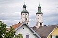 Ein Pärchen läuft am Stadtgraben entlang.