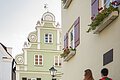 Ein Paar läuft den Fuchsienrundgang entlang der Altstadt.