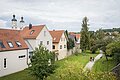 Ein Pärchen macht einen Spaziergang durch den Kreuzgraben.