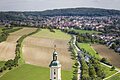 Blick auf die Wallfahrtsbasilika Maria Brünnlein und im Hintergrund auf die Stadt Wemding.