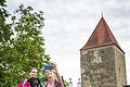 Zwei Freundinnen sitzen mit ihrem Hund auf der Stadtmauer und machen ein Selfie mit dem Baronturm.