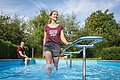 Eine Frau kneippt durch das Kneippbecken in Wemding.