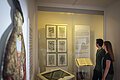 Ein Paar betrachtet die Ausstellung in der Geopark-Infostelle.