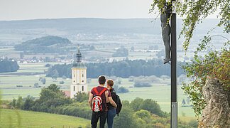 Aussicht an der Zeitpyramide auf die Wallfahrtsbasilika Maria Brünnlein.