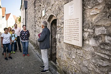 Ein Stadtführer macht eine Führung durch den Folterturm.