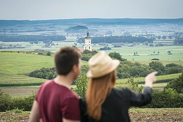 Ein paar genießt die Aussicht an der Zeitpyramide.