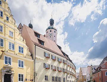 Blick auf Verwaltungsgebäude Das Verwaltungsgebäude in Wemding von außen aus der Sicht des Marktplatzes.