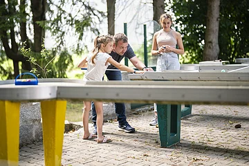 Eine Familie spiel Mingolf beim Seebauer Hotel Gut Wildbad.
