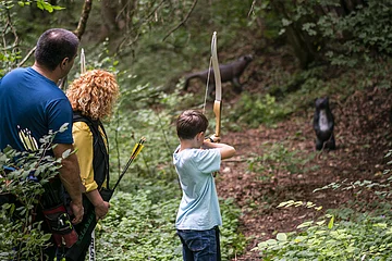 Eine Familie ist am 3D-Bogenschieß-Parcour unterwegs.