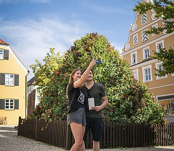 Ein Paar macht ein Selfie vor der Fuchsienpyramide.