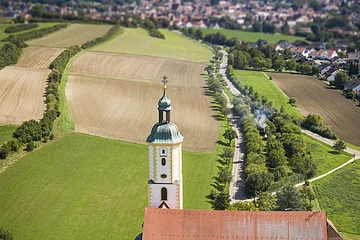 Blick auf die Wallfahrtsbasilika Maria Brünnlein und im Hintergrund auf die Stadt Wemding.