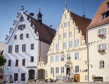 Altstadt Wemding Blick auf das historische Rathaus in Wemding aus der Sicht des Marktplatzes.