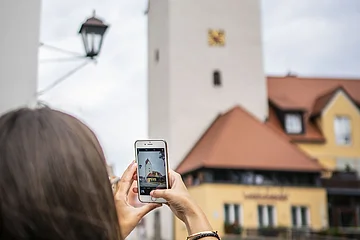 Eine Frau macht ein Foto vom Fuchsturm.