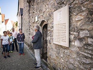 Stadtführung am Folterturm Ein Stadtführer macht eine Führung durch den Folterturm.