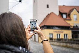 Eine Frau macht ein Foto vom Fuchsturm.