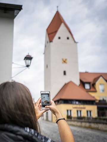 Fuchsturm Eine Frau macht ein Foto vom Fuchsturm.