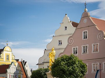 Historischer Marktplatz Blick auf die Marienstatue am historischen Marktplatz.
