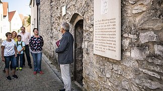 Ein Stadtführer macht eine Führung durch den Folterturm.