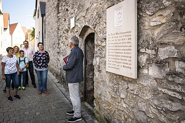 Ein Stadtführer macht eine Führung durch den Folterturm.