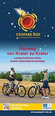 Das Cover der Broschüre zum Radweg "Von Krater zu Krater" zeigt zwei Radfahrer, die zum Kirchturm "Daniel" der Stadt Nördlingen blicken.