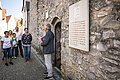 Ein Stadtführer macht eine Führung durch den Folterturm.