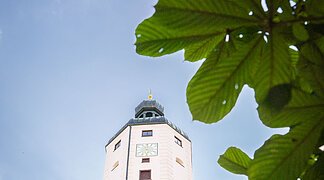 Blick auf den Kirchturm der Stadtpfarrkirche St. Emmeram.