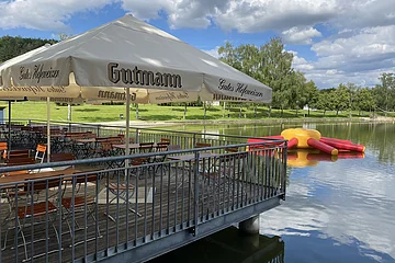 Blick auf die Seeterrasse am Weiher