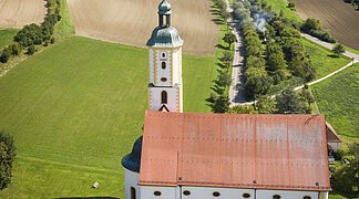 Blick auf die Wallfahrtsbasilika Maria Brünnlein und im Hintergrund auf die Stadt Wemding.