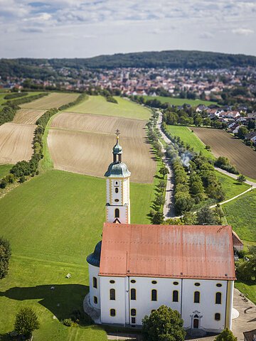 Luftbild Wallfahrtsbasilika Maria Brünnlein Blick auf die Wallfahrtsbasilika Maria Brünnlein und im Hintergrund auf die Stadt Wemding.