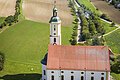 Blick auf die Wallfahrtsbasilika Maria Brünnlein und im Hintergrund auf die Stadt Wemding.