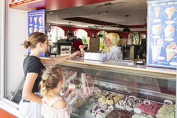 Zwei Mädchen kaufen sich ein Eis an der Eistheke bei Da Francesco.
