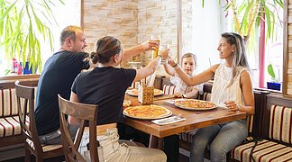 Eine Familie ist beim Mittag essen bei der Pizzeria Trattoria Da Francesco.