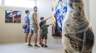 Eine ausgestellte Figur in Form eines Pferdes im KunstMuseum Donau-Ries.